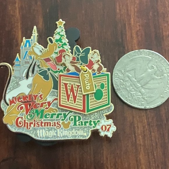 2007 Limited Edition Very Merry Christmas Party Pluto & Chip & Dale Party Pin - Picture 2 of 4